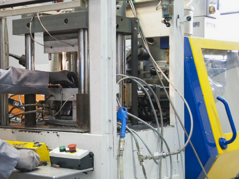 Presse à injection et surmoulage de la société Gilbert Polytech France